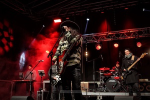 Sylwester na tarnowskim Rynku - Galeria II - Na scenie śpiewający i grający na gitarze Maciej Lipina