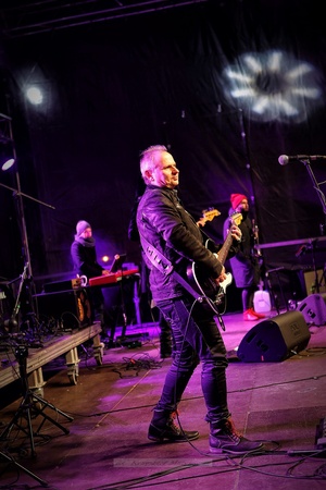 Sylwester na tarnowskim Rynku - Galeria II - Na scenie grający na gitarze w Zespole Sylwestrowym Paweł Mazur