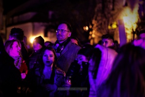 Sylwester na tarnowskim Rynku - Galeria II - Publiczność podczas koncertu sylwestrowego oraz zasłuchany prezydent miasta Jakub Kwaśny