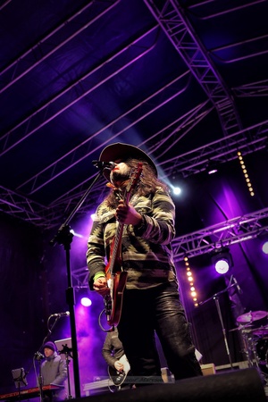 Sylwester na tarnowskim Rynku - Galeria II - Na scenie śpiewający i grający na gitarze Maciej Lipina