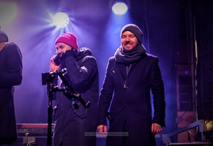Sylwester na tarnowskim Rynku - Galeria II - Na scenie trębacz Wojtek Szela i pianista Piotr Niedojadło