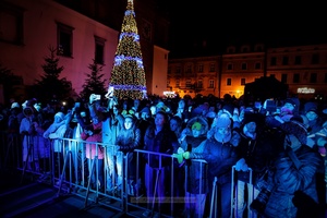 Sylwester na tarnowskim Rynku - Galeria II - Publiczność bawiąca się podczas koncertu sylwestrowego