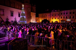 Sylwester na tarnowskim Rynku - Galeria II - Publiczność bawiąca się podczas koncertu sylwestrowego