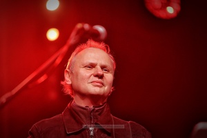 Sylwester na tarnowskim Rynku - Galeria II - Na scenie grający na gitarze w Zespole Sylwestrowym Paweł Mazur