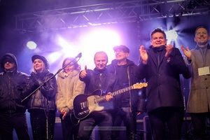 Sylwester na tarnowskim Rynku - Galeria II - Na scenie Zespół Sylwestrowy z solistami i prezydentami Tarnowa witający Nowy Rok