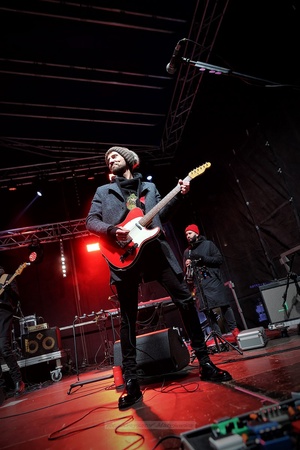 Sylwester na tarnowskim Rynku - Galeria II - Na scenie Zespół Sylwestrowy, na pierwszym planie gitarzysta Jarek Tucki