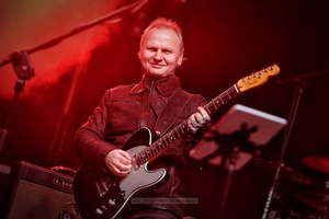 Sylwester na tarnowskim Rynku - Galeria II - Na scenie grający na gitarze w Zespole Sylwestrowym Paweł Mazur