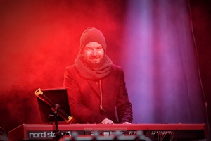 Sylwester na tarnowskim Rynku - Galeria II - Na scenie pianista Zespołu Sylwestrowego Piotr Niedojadło