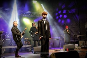 Sylwester na tarnowskim Rynku - Galeria II - Na scenie Zespół Sylwestrowy z solistą Nikodemem Liro