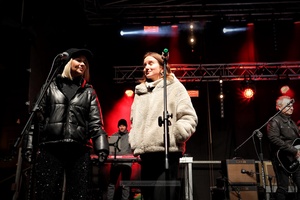 Sylwester na tarnowskim Rynku - Galeria II - Na scenie solistki Zespołu Sylwestrowego Basia Kąkol i Milena Łącka