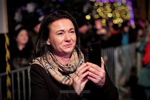 Sylwester na tarnowskim Rynku - Galeria II - Publiczność bawiąca się podczas koncertu sylwestrowego