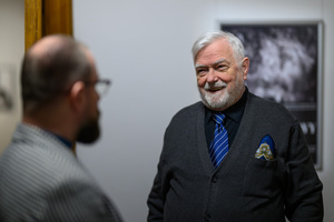 Wystawa: Męskie rozmowy - Zbigniew Furman podczas autorskiej wystawy „Męskie rozmowy”