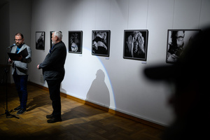 Wystawa: Męskie rozmowy - Zbigniew Furman podczas autorskiej wystawy „Męskie rozmowy”