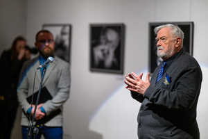 Wystawa: Męskie rozmowy - Zbigniew Furman podczas autorskiej wystawy „Męskie rozmowy”