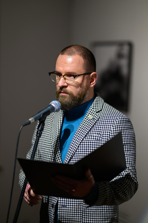 Wystawa: Męskie rozmowy - Marcin Dąbek przemawiający podczas wystawy „Męskie rozmowy”