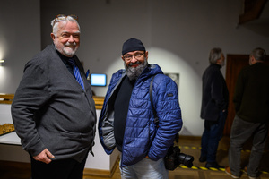Wystawa: Męskie rozmowy - Po lewej, Zbigniew Furman podczas autorskiej wystawy „Męskie rozmowy”