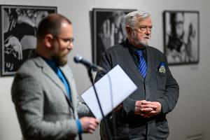 Wystawa: Męskie rozmowy - Zbigniew Furman podczas autorskiej wystawy „Męskie rozmowy”