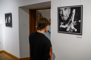 Wystawa: Męskie rozmowy - Publiczność oglądająca wystawę „Męskie rozmowy”