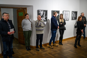 Wystawa: Męskie rozmowy - Publiczność oglądająca wystawę „Męskie rozmowy”