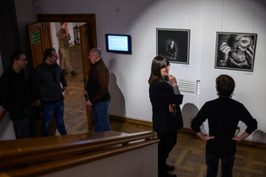 Wystawa: Męskie rozmowy - Publiczność oglądająca wystawę „Męskie rozmowy”