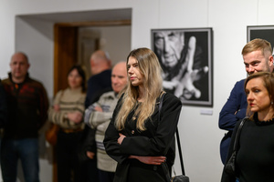 Wystawa: Męskie rozmowy - Publiczność oglądająca wystawę „Męskie rozmowy”