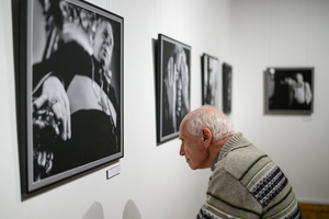 Wystawa: Męskie rozmowy - Publiczność oglądająca wystawę „Męskie rozmowy”