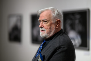 Wystawa: Męskie rozmowy - Zbigniew Furman podczas autorskiej wystawy „Męskie rozmowy”