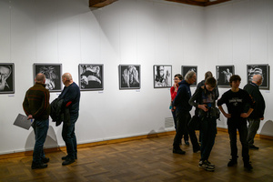 Wystawa: Męskie rozmowy - Publiczność oglądająca wystawę „Męskie rozmowy”