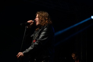 Koncert: 33. tarnowski finał WOŚP - Na scenie śpiewający przed publicznością wokalista Silver Nades