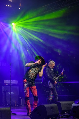 Koncert: 33. tarnowski finał WOŚP - Na scenie wokalista Cypis i gitarzysta zespołu Futro z Ryby