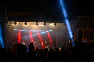 Koncert: 33. tarnowski finał WOŚP - Na scenie przedstawiciele tarnowskiego sztabu WOŚP, władze miasta, organizatorzy koncertu podsumowujący 33. tarnowski finał WOŚP