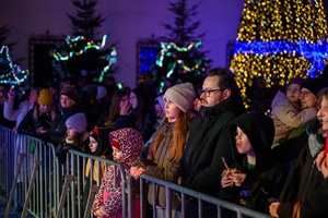 Koncert: 33. tarnowski finał WOŚP - Publiczność zebrana podczas tarnowskiego koncertu przed sceną