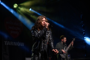 Koncert: 33. tarnowski finał WOŚP - Publiczność zebrana podczas tarnowskiego koncertu przed sceną