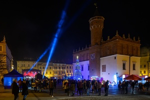 Koncert: 33. tarnowski finał WOŚP - Koncertowe ujęcie z perspektywy ul. Katedralnej na rynkową scenę i ratusz