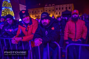 Koncert: 33. tarnowski finał WOŚP - Galeria II - Publiczność zgromadzona przed sceną