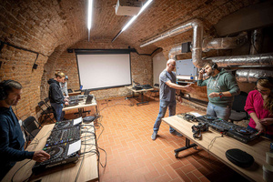 Ferie: Kurs dla DJ'ów - Prowadzący Andrzej Adamski wraz z uczestnikami kursu dla DJ'ów