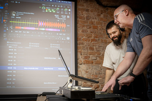 Ferie: Kurs dla DJ'ów - Prowadzący Andrzej Adamski wraz z uczestnikiem kursu dla DJ'ów