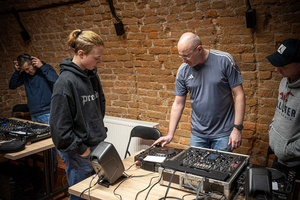 Ferie: Kurs dla DJ'ów - Prowadzący Andrzej Adamski wraz z uczestnikami kursu dla DJ'ów