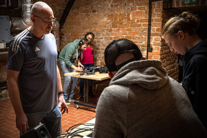 Ferie: Kurs dla DJ'ów - Prowadzący Andrzej Adamski wraz z uczestnikami kursu dla DJ'ów