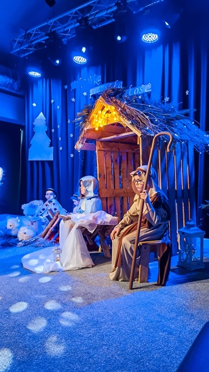 Jasełka Dzieci - Przedszkolaki podczas przedstawienia na scenie