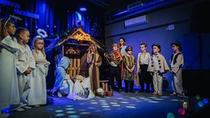 Jasełka Dzieci - Przedszkolaki podczas przedstawienia na scenie