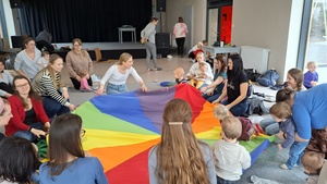 Muzyka dla smyka - zajęcia pokazowe - Mamy wraz z dziećmi podczas zajęć oraz prowadząca Magdalena Zaranek