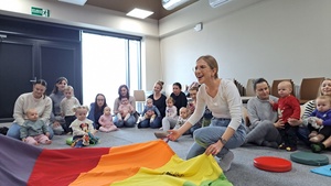 Muzyka dla smyka - zajęcia pokazowe - Mamy wraz z dziećmi podczas zajęć oraz prowadząca Magdalena Zaranek