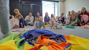 Muzyka dla smyka - zajęcia pokazowe - Mamy wraz z dziećmi podczas zajęć.