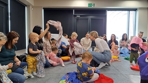 Muzyka dla smyka - zajęcia pokazowe - Mamy wraz z dziećmi podczas zajęć oraz prowadząca Magdalena Zaranek