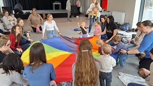 Muzyka dla smyka - zajęcia pokazowe - Mamy wraz z dziećmi podczas zajęć oraz prowadząca Magdalena Zaranek