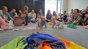 Muzyka dla smyka - zajęcia pokazowe - Mamy wraz z dziećmi podczas zajęć.