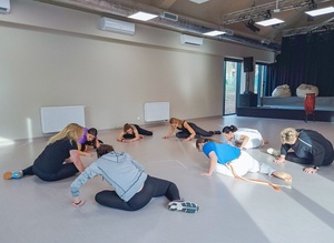 Dzień Kobiet w Dom.Ku - Uczestniczki Dnia Kobiet podczas warsztatów capeoiry