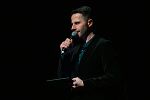 Koncert S.M.Rock - Rozpoczęcie koncertu, na scenie konferansjer Sebastian Szafarz