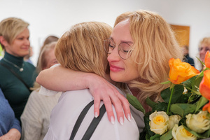 Wernisaże dzień po dniu: Beata Opałka / Elżbieta Szyzdek - Elżbieta Szyzdek przyjmująca gratulacje
